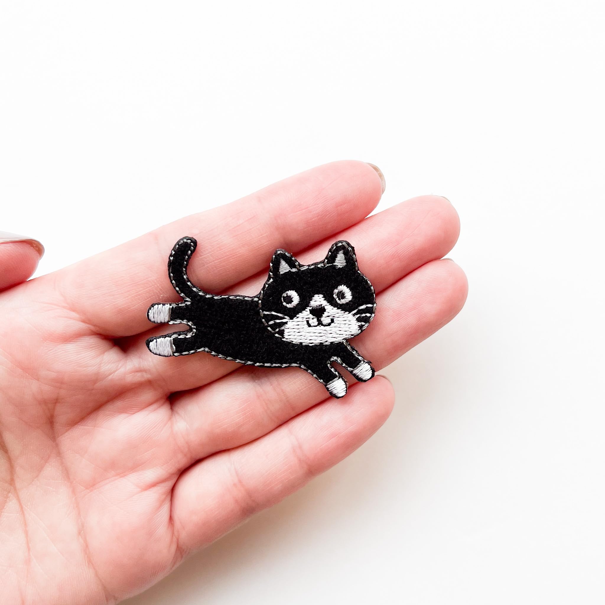 Amazon.co.jp: アイロンワッペン ハチワレ猫 白黒 Cat 刺繍 中 | 台湾